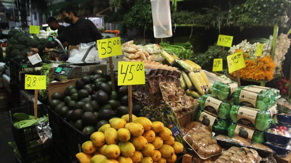 Abastos y Tianguis pueden ser más baratos que autoservicios en verduras y frutas